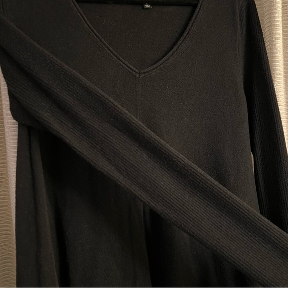 Express Black V-Neck Sharkbite Sweater - Picture 4 of 6